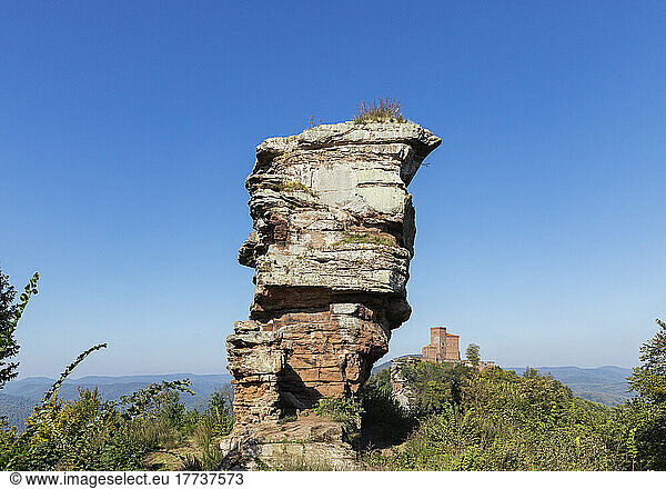 Germany  Rhineland-Palatinate  Sandstone rock formation in Palatinate Forest with Trifels Castle in distant background