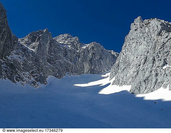 Germany's longest ski run through the unprepared Dammkar  Mittenwald  Upper Bavaria  Germany  Europe