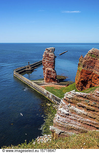Germany  Schleswig-Holstein  Helgoland  Lange Anna rock formation with clear line of horizon over North Sea in background