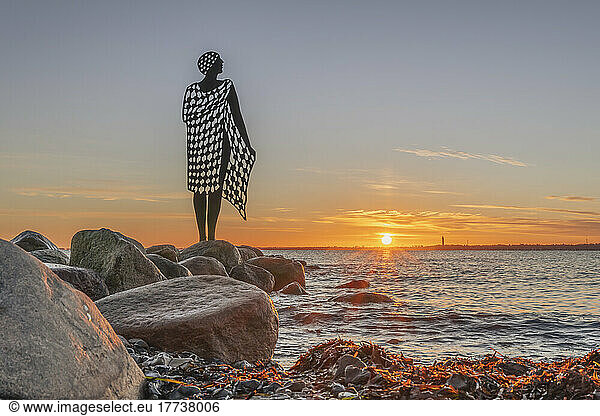 Germany  Schleswig-Holstein  Strande  After Bath statue at sunset