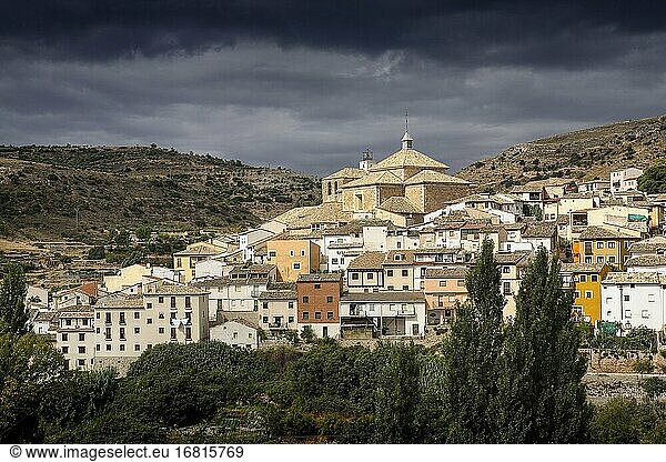 Gesamtansicht des mittelalterlichen Dorfes  PASTRANA  LA ALCARRIA  Provinz GUADALAJARA  CASTILLA-LA MANCHA  SPANIEN  EUROPA.