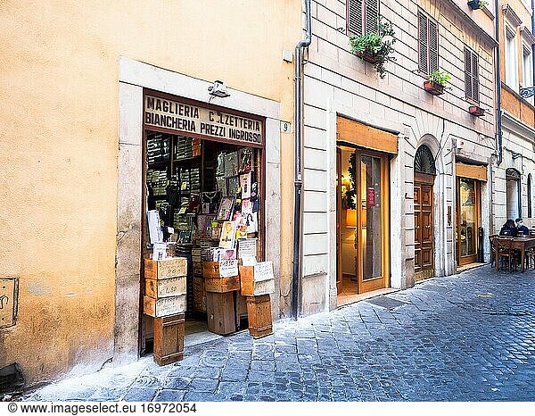 Geschäft für Strickwaren und Wäsche im Ghetto - Rom  Italien.