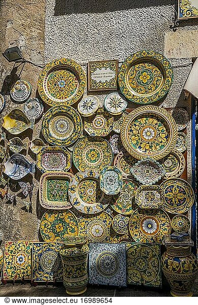 Geschäft mit traditionellem Kunsthandwerk. Erice  Sizilien  Italien  Europa.
