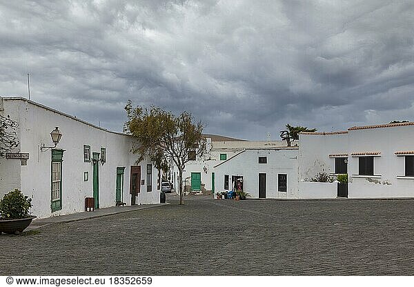Geschäfte und Läden in typischen kanarischen Häusern  Teguise  ehemalige Hauptstadt der Insel Lanzarote  kanarische Inseln  Kanaren  Spanien  Lanzarote  Kanaren  Spanien  Europa