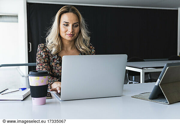 Geschäftsfrau arbeitet am Laptop am Schreibtisch Büro