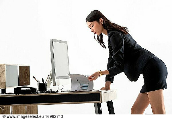 Geschäftsfrau bei der Büroarbeit