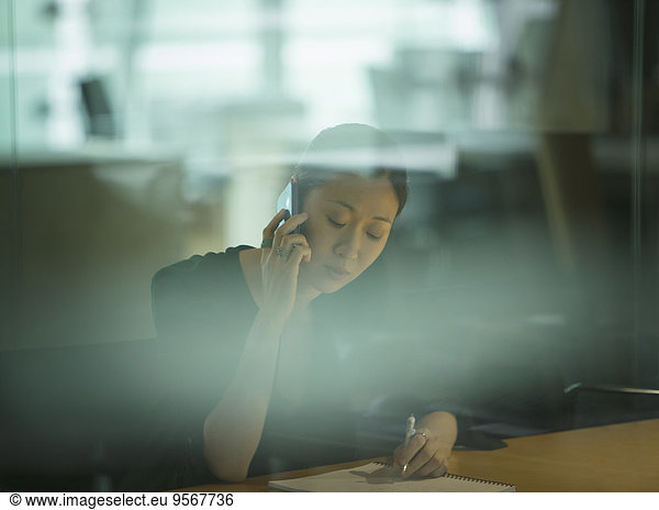 Geschäftsfrau beim Telefonieren im Büro
