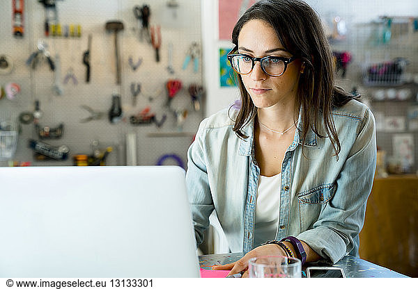 Geschäftsfrau benutzt Laptop-Computer im Büro