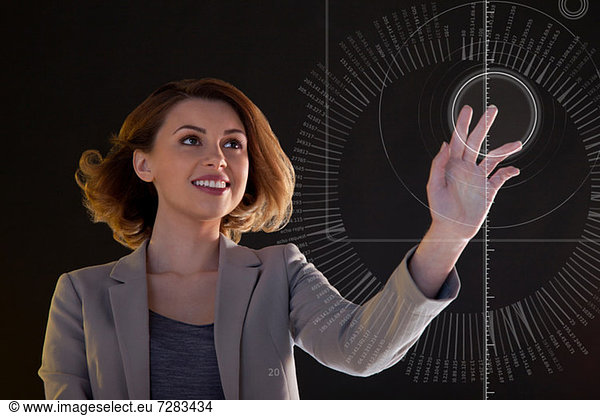 Geschäftsfrau berührt digitales Symbol