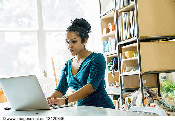 Geschäftsfrau  die am Laptop im Büro arbeitet