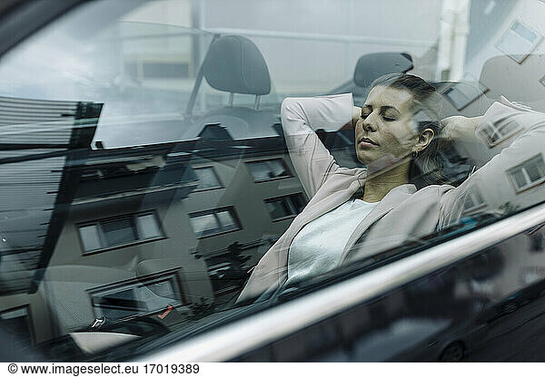 Geschäftsfrau entspannt im Auto