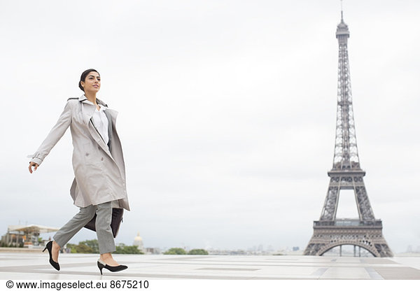 Geschäftsfrau geht am Eiffelturm vorbei  Paris  Frankreich