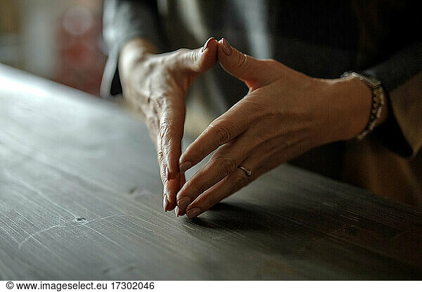 Geschäftsfrau Hände gestikulieren während eines Treffens
