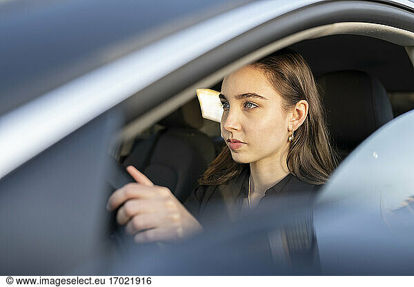 Geschäftsfrau konzentriert sich beim Autofahren
