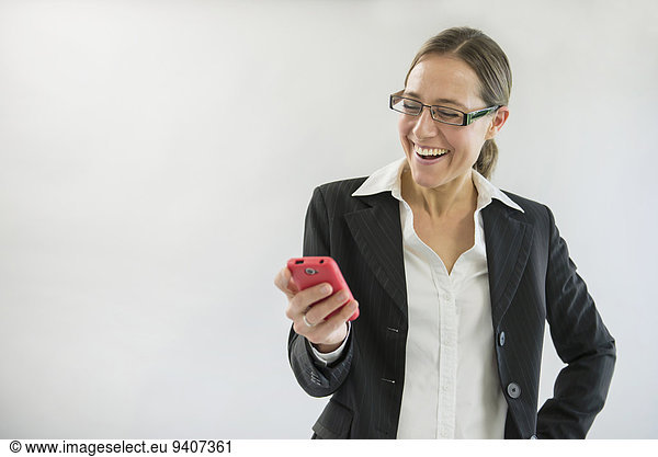 Geschäftsfrau lächeln schwarz Smartphone