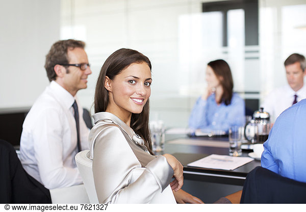 Geschäftsfrau lächelt im Meeting