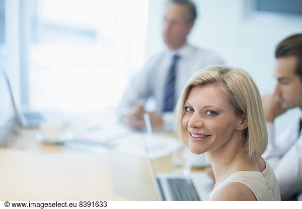 Geschäftsfrau lächelt im Meeting