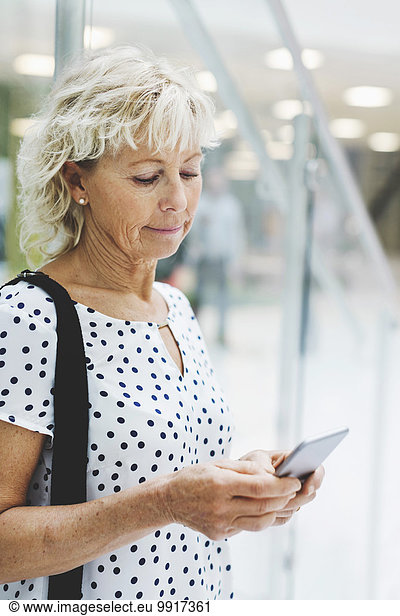 Geschäftsfrau mit digitalem Tablett im modernen Büro