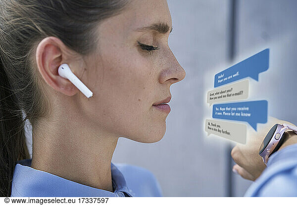 Geschäftsfrau mit In-Ear-Kopfhörern und intelligenter Armbanduhr
