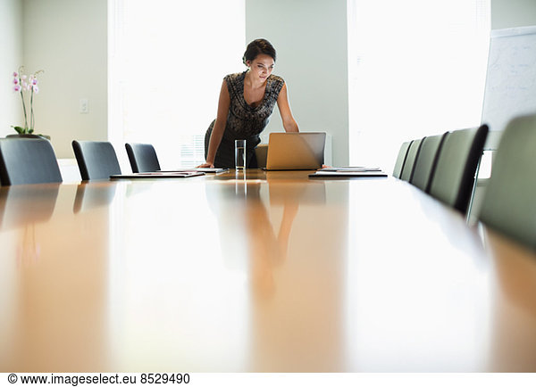 Geschäftsfrau mit Laptop am Konferenztisch