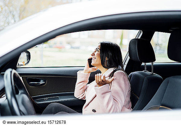 Geschäftsfrau mit Smartphone im Auto