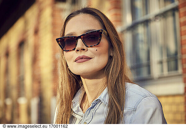 Geschäftsfrau mit Sonnenbrille stehend im Freien
