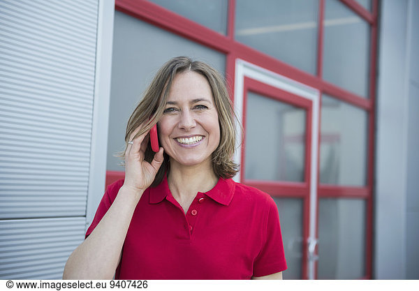Geschäftsfrau sprechen lächeln Smartphone
