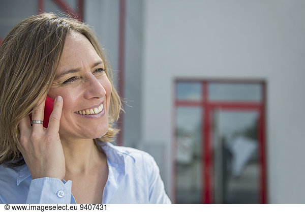 Geschäftsfrau sprechen lächeln Smartphone