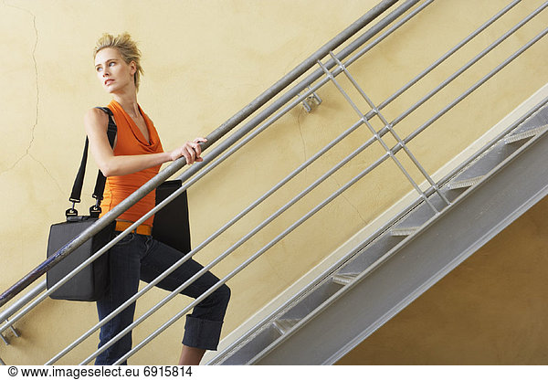 Geschäftsfrau zu Fuß bis Treppen