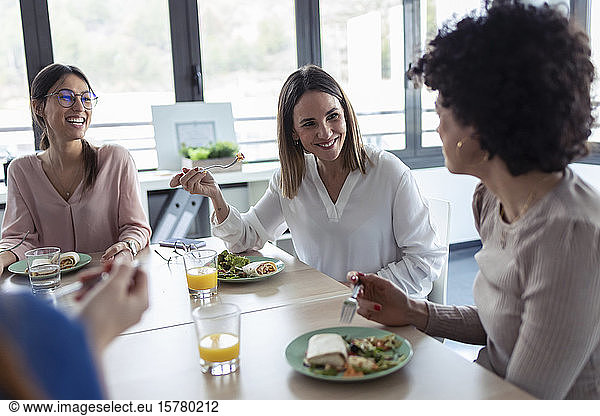 Geschäftsfrauen beim Mittagessen in einem Büro