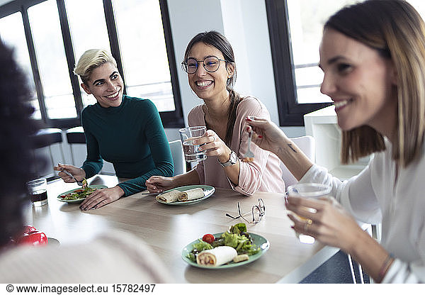 Geschäftsfrauen beim Mittagessen in einem Büro