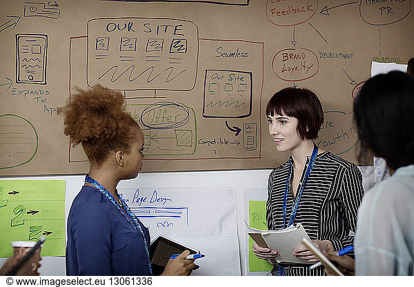 Geschäftsfrauen diskutieren über Strategie im Kreativbüro
