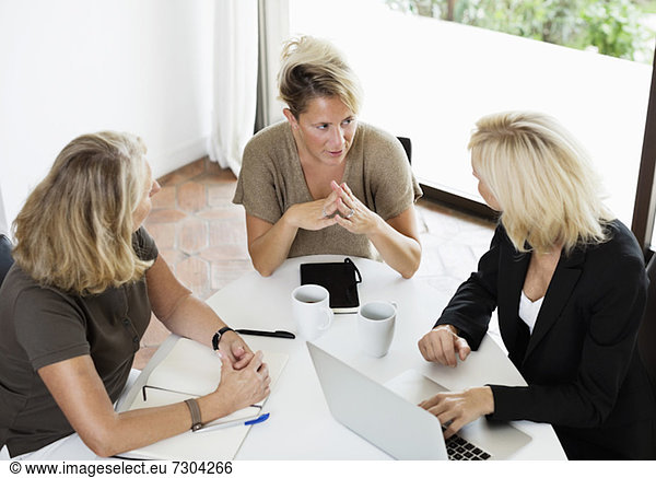 Geschäftsfrauen diskutieren während des Meetings im Büro
