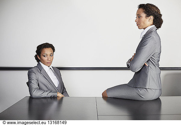 Geschäftsfrauen im Amt  Mehrfach-Image