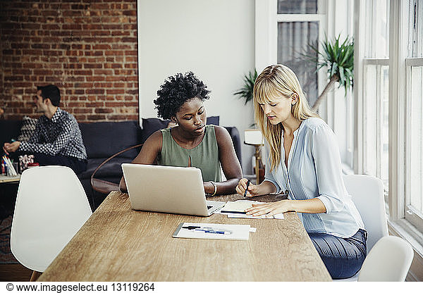 Geschäftsfrauen planen Strategie am Konferenztisch im Kreativbüro