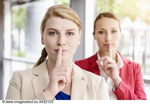 Geschäftsfrauen teilen ihr Geheimnis