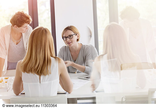 Geschäftsfrauen-Treffen im Konferenzraum