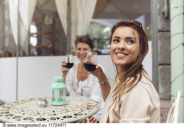 Geschäftsfrauen trinken Rotwein in der Mittagspause
