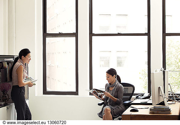 Geschäftskollegen besprechen Dokumente im Büro