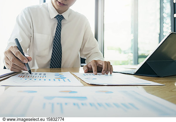 Geschäftsleute analysieren Investitionsmarketingdaten.