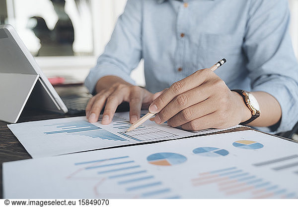 Geschäftsleute analysieren Investitionsmarketingdaten.