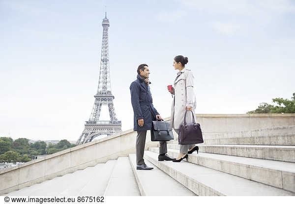 Geschäftsleute beim Eiffelturm  Paris  Frankreich