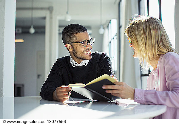 Geschäftsleute besprechen Dokumente bei Tisch im Büro
