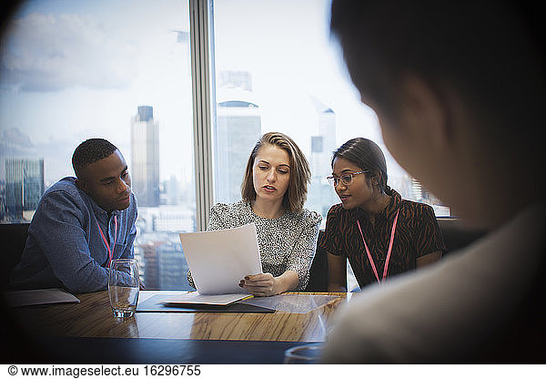 Geschäftsleute besprechen Papierkram in Konferenzraumbesprechung