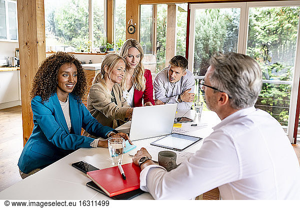 Geschäftsleute besprechen Strategie am Schreibtisch im Büro