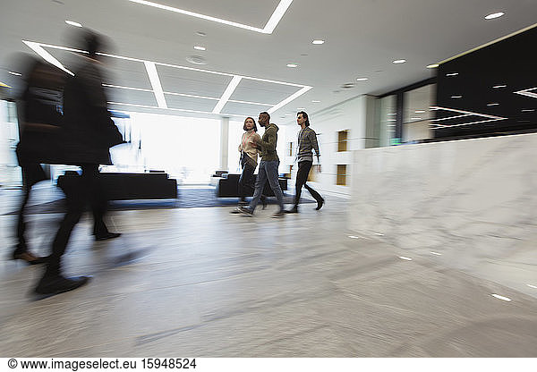 Geschäftsleute betreten die Büro-Lobby