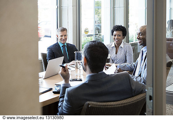 Geschäftsleute diskutieren bei Besprechung im Büro