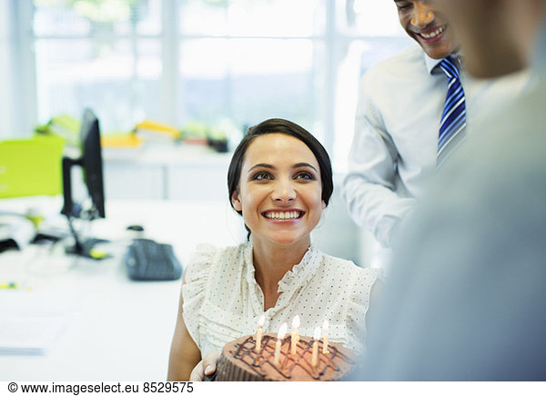 Geschäftsleute feiern Geburtstag im Büro