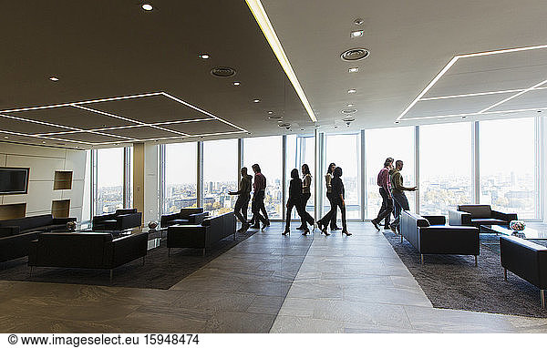 Geschäftsleute gehen in der modernen Büro-Lobby