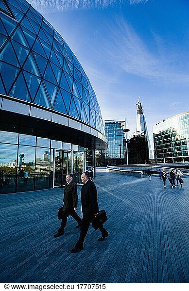Geschäftsleute gehen vor berühmten Londoner Wahrzeichen spazieren; London  England